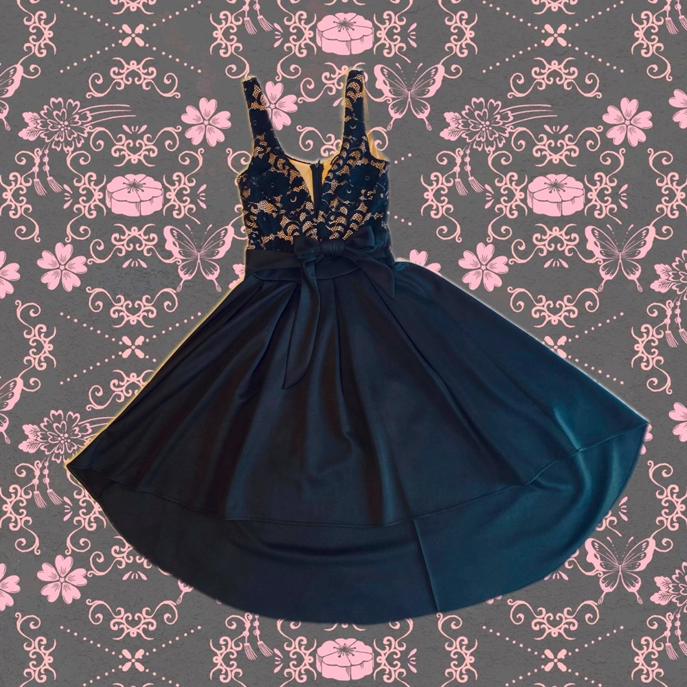 Floral lace top sleeveless dress in black( V-neck and zipper on back) 🖤♟🦓♠️♣️
